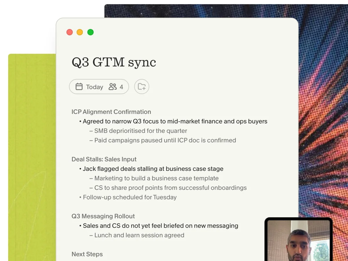 App de Granola con las notas de una reunión ordenadas por tema, junto a la videollamada en curso